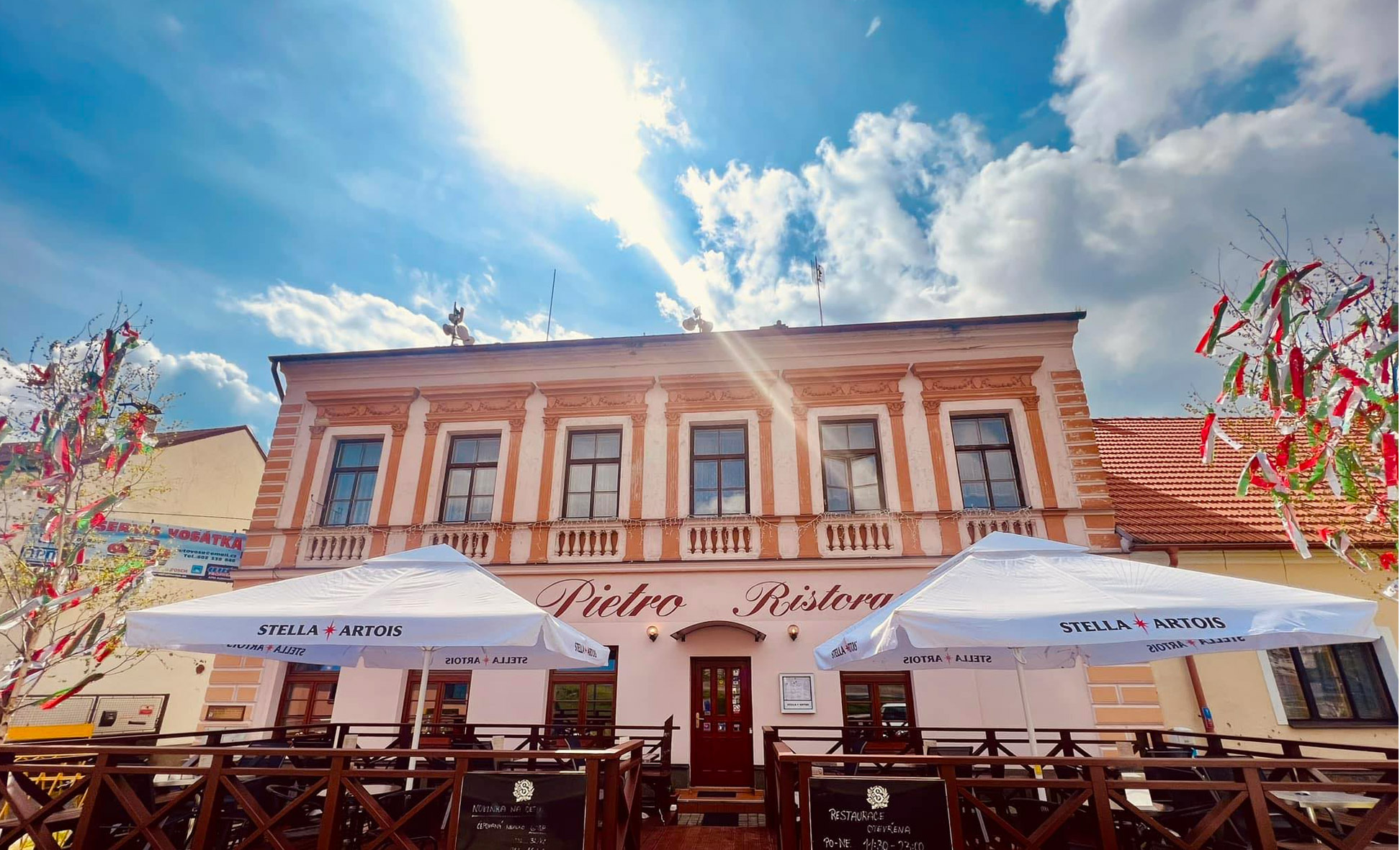 Restaurace Pietro Ristorante v Ondřejově s terasou a slunečníky Stella Artois
